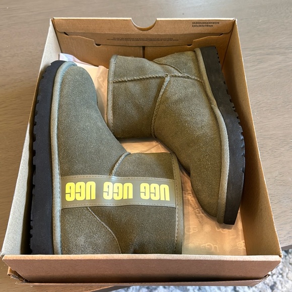 Ugg Classic Mini Side Logo - Picture 2 of 9